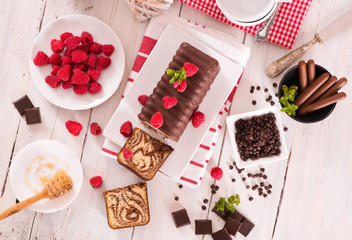 Marble cake with raspberries.