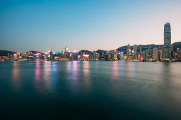 Obraz premium Long exposure photography of Victoria Harbor in Hong Kong 