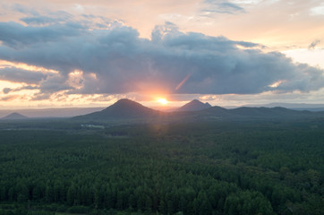 Obraz premium Glass House Mountains at sunset
