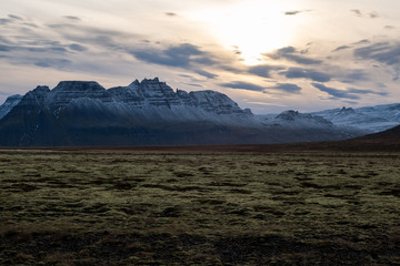 Fototapeta na wymiar Moosbedeckte Landschaft mit Fýlsdalsfjall und Kambur am abendlchen Reykjarfjörður bei der Ortschaft Djupavik in den isländischen Westfjorden