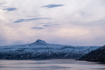 Fototapeta na wymiar Pottfjall am abendlchen Reykjarfjörður bei der Ortschaft Djupavik in den isländischen Westfjorden