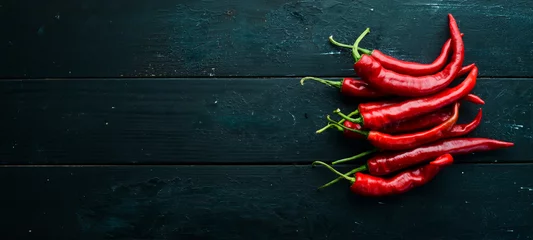 Tuinposter Rode hete chili pepers. Bovenaanzicht. Vrije ruimte voor uw tekst. © Yaruniv-Studio