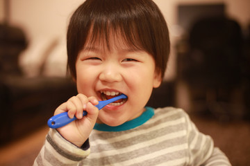 歯磨きする男の子