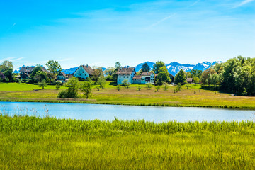 Teich in Naturschutzgebiet mit Alpenpanorama