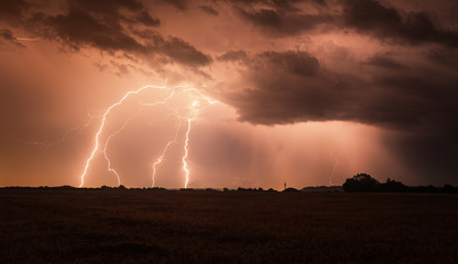 Blitzspektakel am nächtlichen Himmel