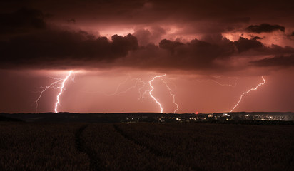Blitzeinschläge am nächtlichen HImmel