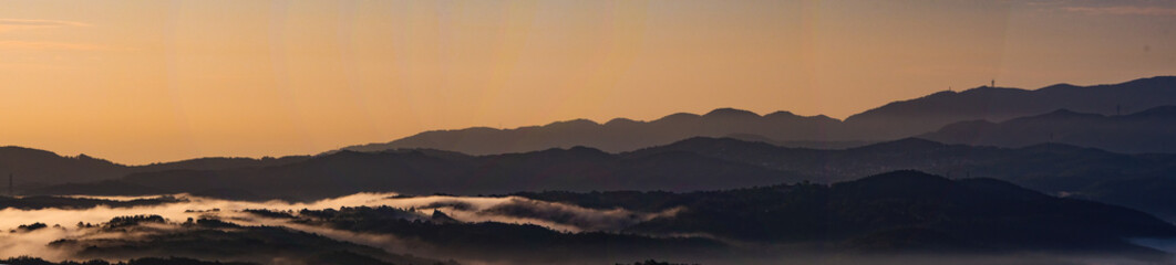 神戸六甲山を望む三田市有馬富士・山頂からの朝霧	
