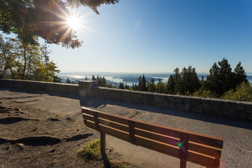 Obraz premium A park bench at the lookout at Cypress Mountain that overlooks downtown Vancouver.