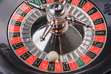 Naklejka premium Roulette table with the chip on the 24
