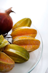 Frutta esotica nel piatto