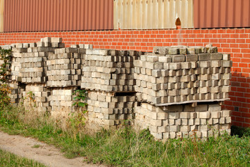 Weisse Pflasterstersteine aus Beton, auf einer Palette aufgstapelt