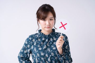 判定する女性