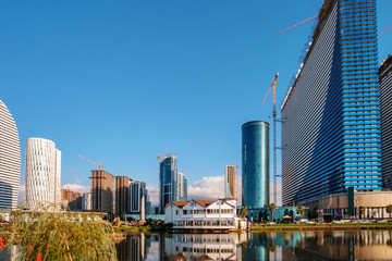 Obraz premium Piękny widok na krajobraz miasta na brzegu jeziora