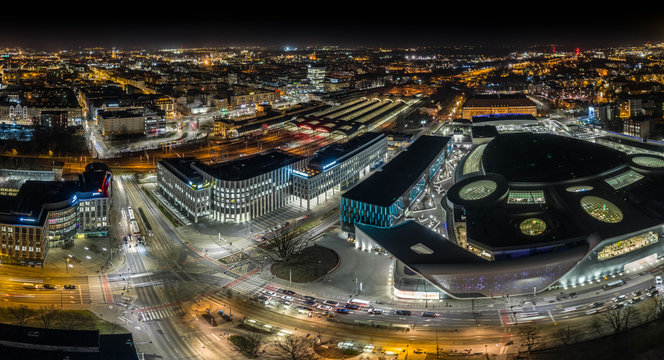 Nocna panorama Wrocławia z drona