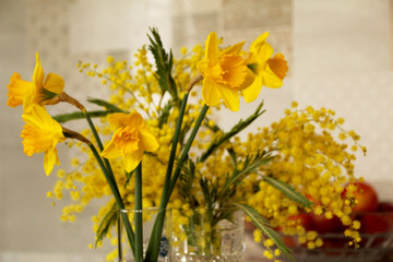 bouquet jaune de mimosa et narcisses
