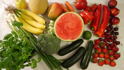 Verschiedenes Obst und Gemüse farblich angeordnet
