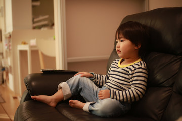 テレビを観る男の子