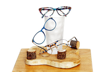 drei Brillen mit Weinglas