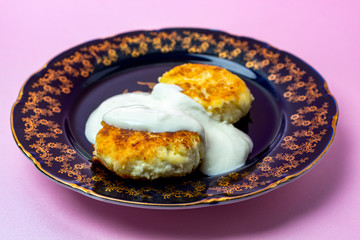 cheesecakes with sour cream on a plate
