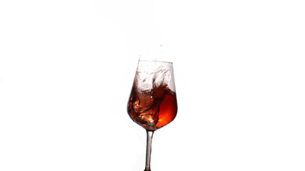 Rotwein spritzt im Weinglas Splash