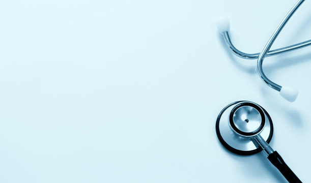 Stethoskop auf wei&szlig;em Untergrund