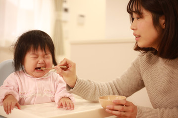 離乳食を嫌がる赤ちゃん