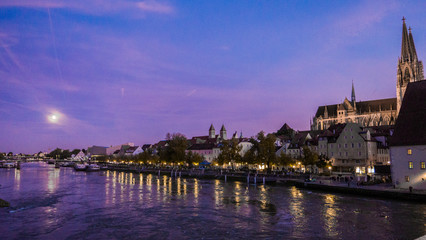 Fototapeta premium Donau-Promenade von Regensburg