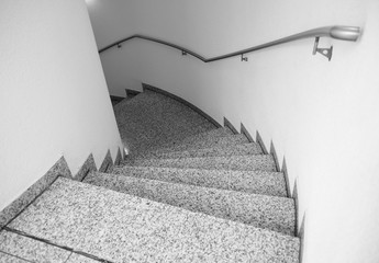 Modernes  Treppenhaus mit Natursteinstufen und Edelstahlgeländer in schwarz-weiß