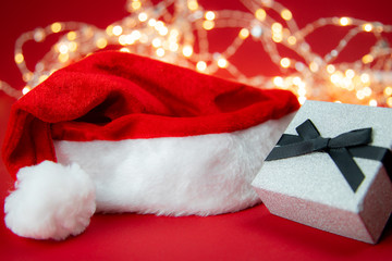 Czerwona czapka świętego mikołaja i prezent © andsko