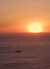 in den Sonnenuntergang segeln