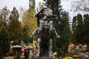 Fototapeta na wymiar statue of a knight on a horse in a cemetery in Poland