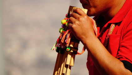 Músico indígena tocando la quena
