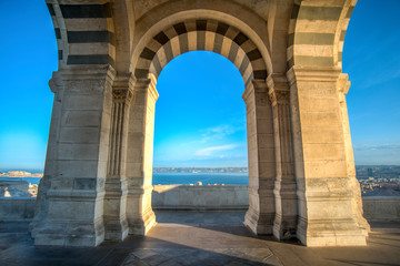 Obraz premium arcade d'entrée de la cathédrale de Marseille avec vue sur la méditerranée 