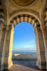 arcade d'entrée de la cathédrale de Marseille avec vue sur la méditerranée 