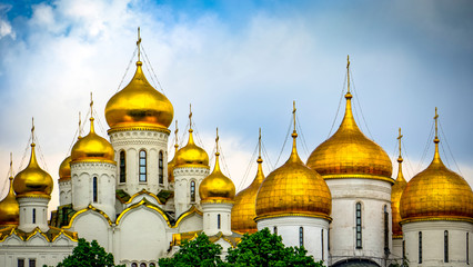 Fototapeta na wymiar Golden domes of cathedrals in Moscow Kremlin