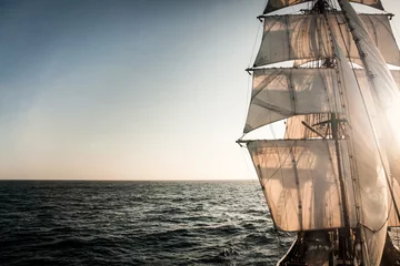 Foto op Plexiglas Schip Verlichte zeilen van een traditioneel groot schip op de Atlantische Oceaan