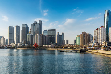 Obraz premium Qingdao coastline architectural landscape and urban skyline..