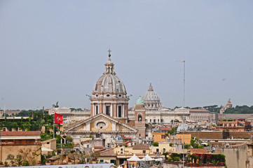 Fototapeta na wymiar Roma, panorama con le cupole romane