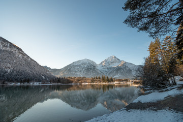 Spiegelungen im Heiterwanger See im Winter, Tirol
