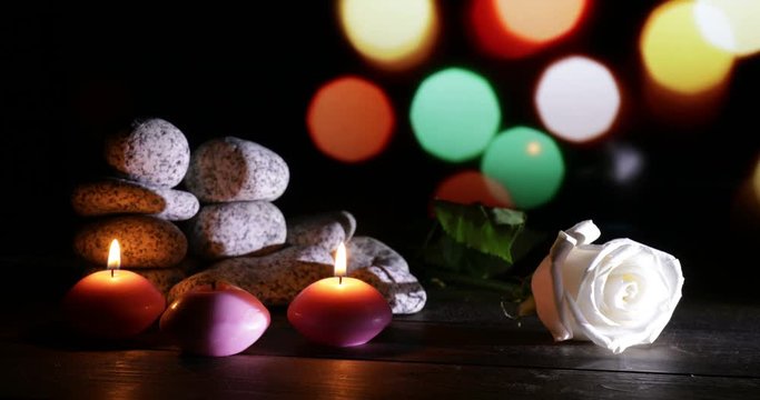 Candele e rosa bianca