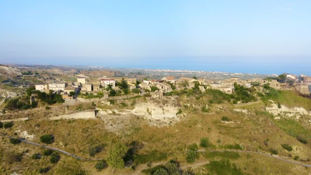 Bovalino Superiore, vista aerea del borgo con la chiesa e il castello, in Calabria.