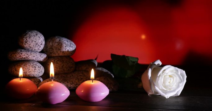 Rosa bianca e candele 