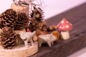 秋に囲まれたきのこ、豚、象