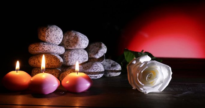 Candele con rosa bianca