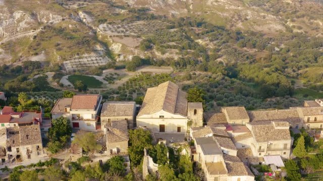 Bovalino Superiore, vista aerea del borgo con la chiesa e il castello, in Calabria.