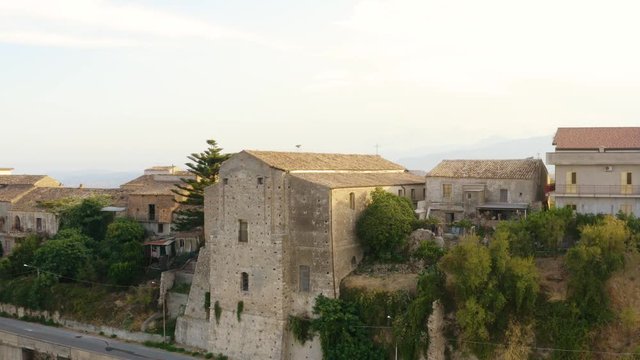 Bovalino Superiore, vista aerea del borgo con la chiesa e il castello, in Calabria.