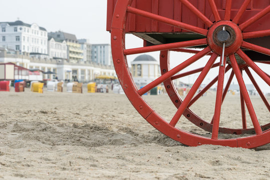 Rad von einem historischen Badekarren am Strand von Borkum