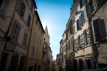 Fototapeta premium rue typique du centre historique de Marseille en France