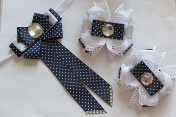 Tie brooch with bows for the holiday