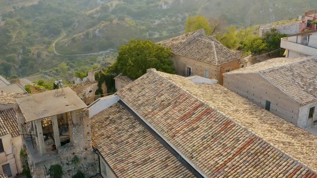 Bovalino Superiore, vista aerea del borgo con la chiesa e il castello, in Calabria.